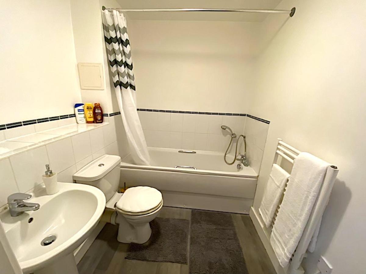 Stylish Two Bed City Apartment With Secure Parking Southampton Bagian luar foto