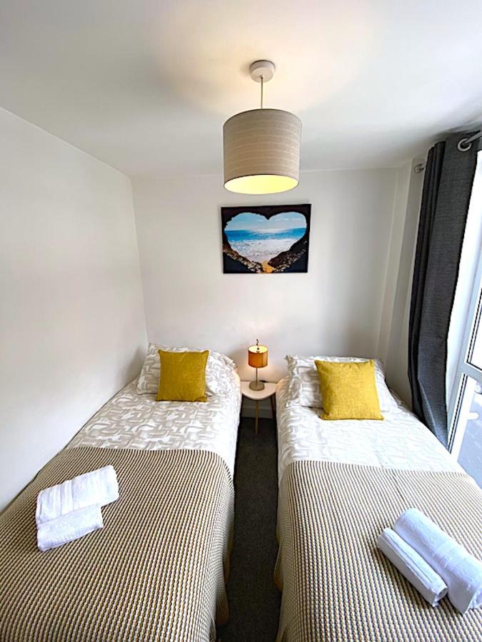 Stylish Two Bed City Apartment With Secure Parking Southampton Bagian luar foto