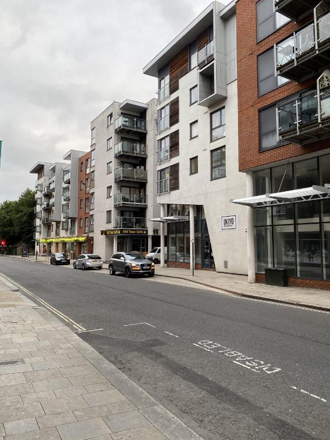 Stylish Two Bed City Apartment With Secure Parking Southampton Bagian luar foto